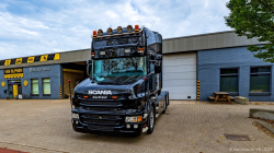 20251019-Tom-Holding-00468